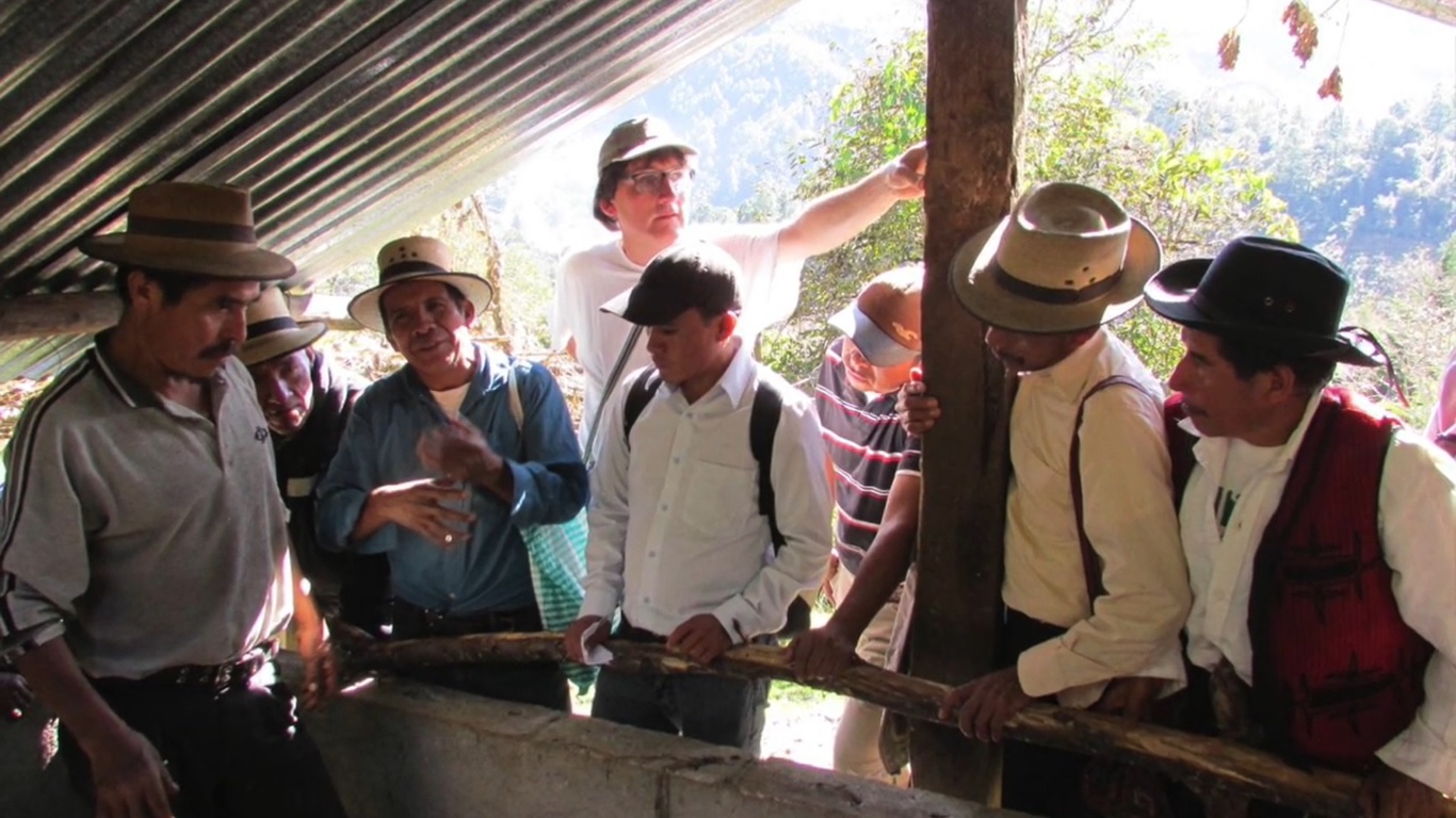 Benoit Amedee María durante una capacitación con agricultores Ixiles de Quiché. (Foto Prensa Libre: Giovanni Batz)