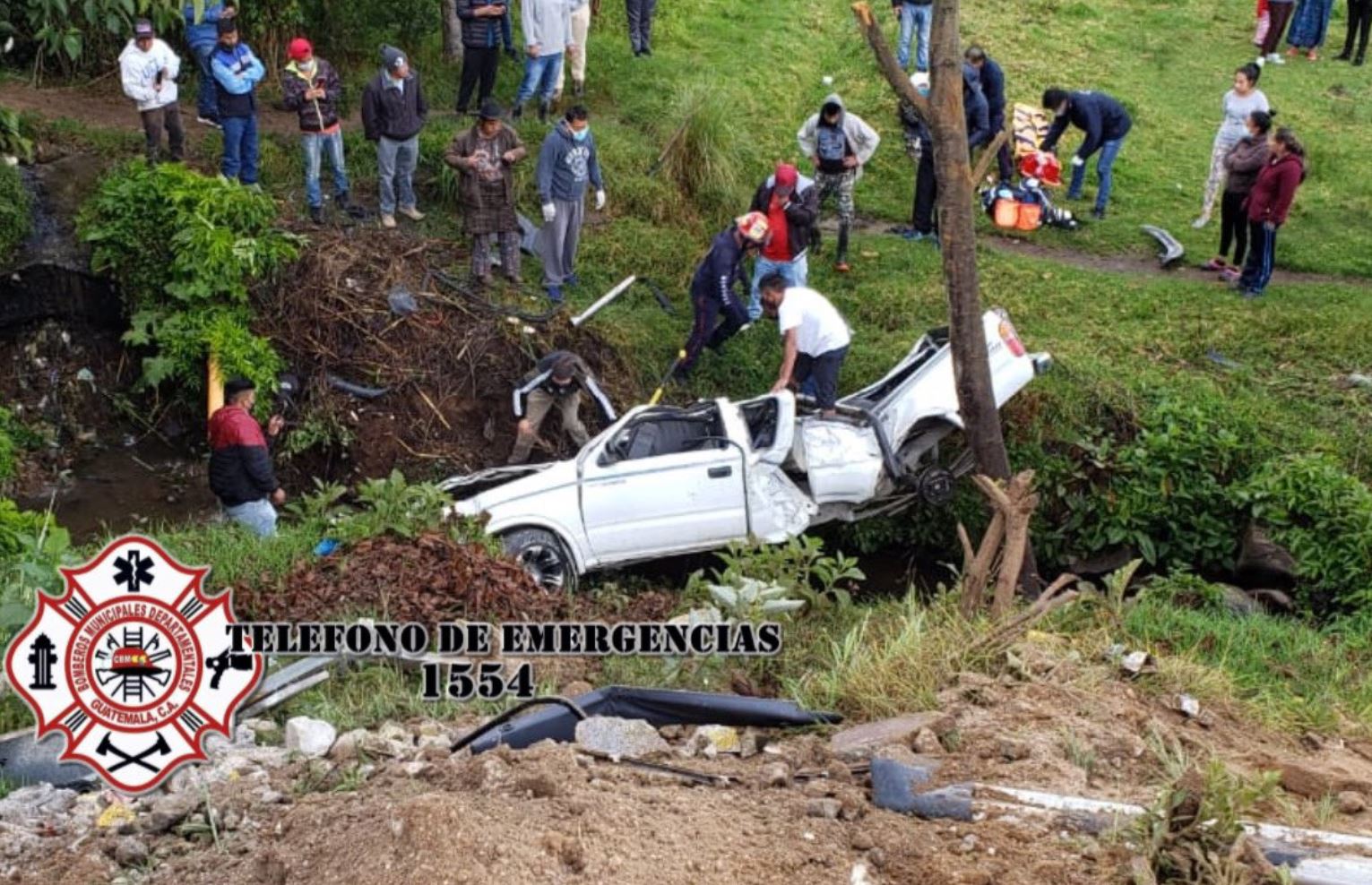 En el km 145 de la ruta Interamericana, Santa Lucía Utatlán, Sololá, un picop cayó por un puente y causó la muerte de 1 persona. (Foto Prensa Libre: Bomberos Municipales Departamentales)