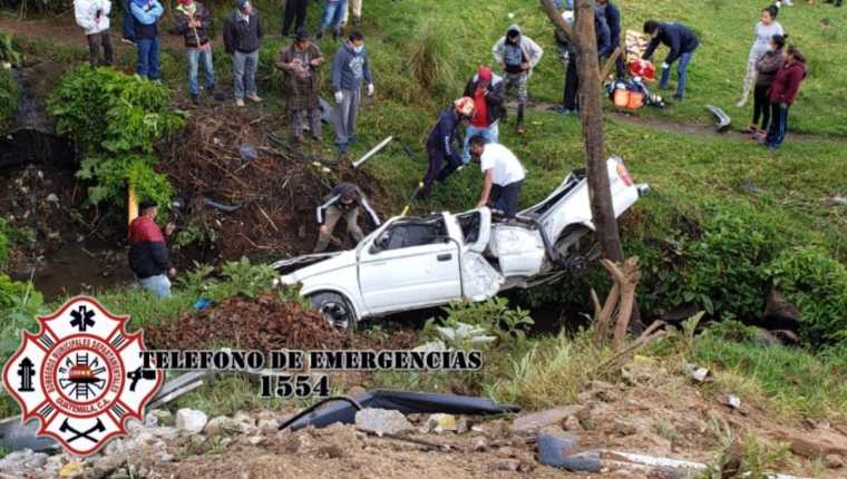 En el km 145 de la ruta Interamericana, Santa Lucía Utatlán, Sololá, un picop cayó por un puente y causó la muerte de 1 persona. (Foto Prensa Libre: Bomberos Municipales Departamentales)
