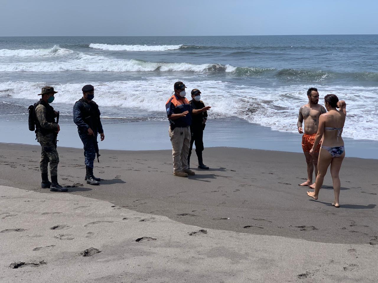 Los operativos de la PNC aumentaron este fin de semana por llegada de personas a playas y centros recreativos a quienes tuvieron que retirar. (Foto Prensa Libre: Enrique Paredes)