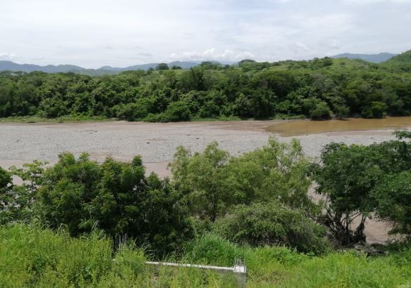 El Río Motagua arrastra gran cantidad de desechos en la época de lluvia. (Foto Prensa Libre: Costesía)