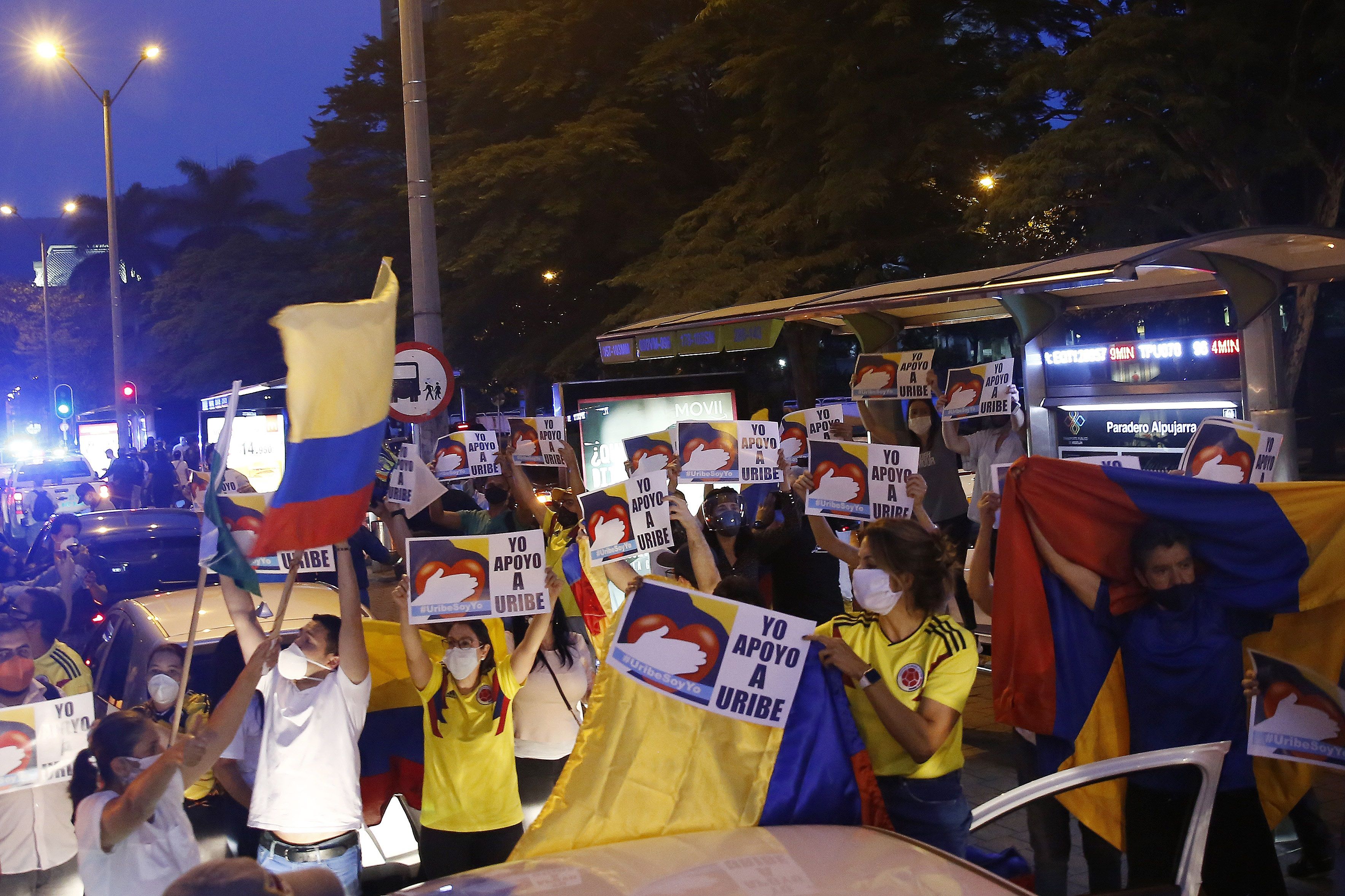 Simpatizantes de Uribe se manifiestan este martes en Medellín, en contra de la decisión de la Corte Suprema. (Foto Prensa Libre: EFE)