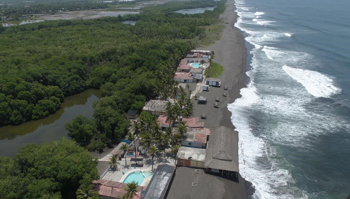 La municipalidad de Sipacate verifica que no haya gente en las playas mientra el municipio se mantiene en alerta naranja por contagios de covid. (Foto Prensa Libre: Municipalidad de Sipacate)