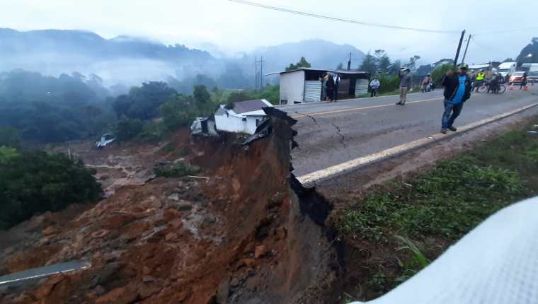 Viviendas y la carretera fueron gravemente dañadas la madrugada de este sábado. (Foto Prensa Libre: Twitter de la Cruz Roja Guatemalteca)