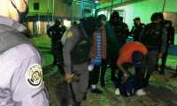 Agentes del SP trasladan a reos a distintas cárceles. (Foto Prensa Libre: Cortesía Presidencia)