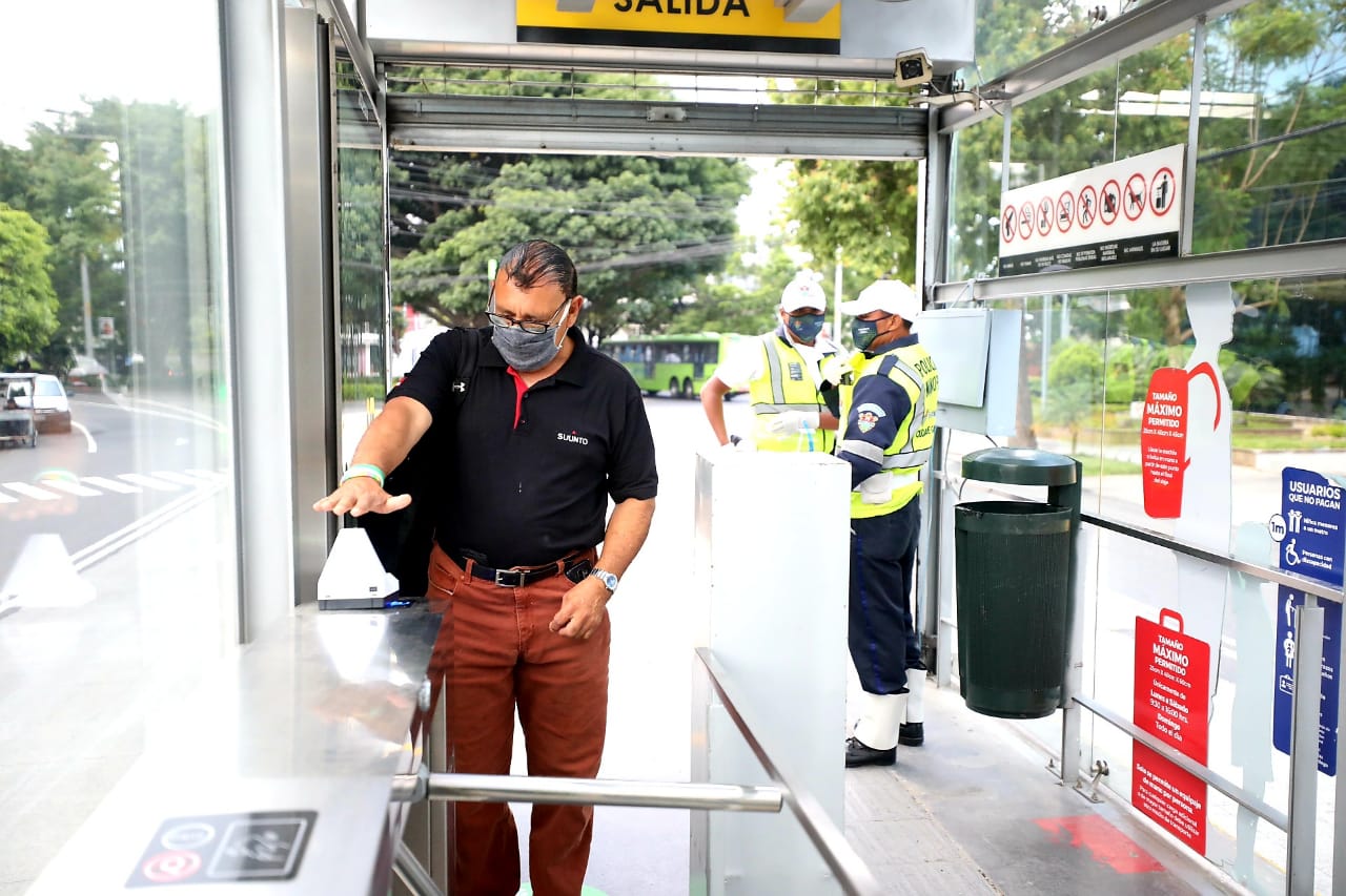 El uso de mascarilla es obligatorio para utilizar el servicio del Transmetro. (Foto Prensa Libre: Transmetro)