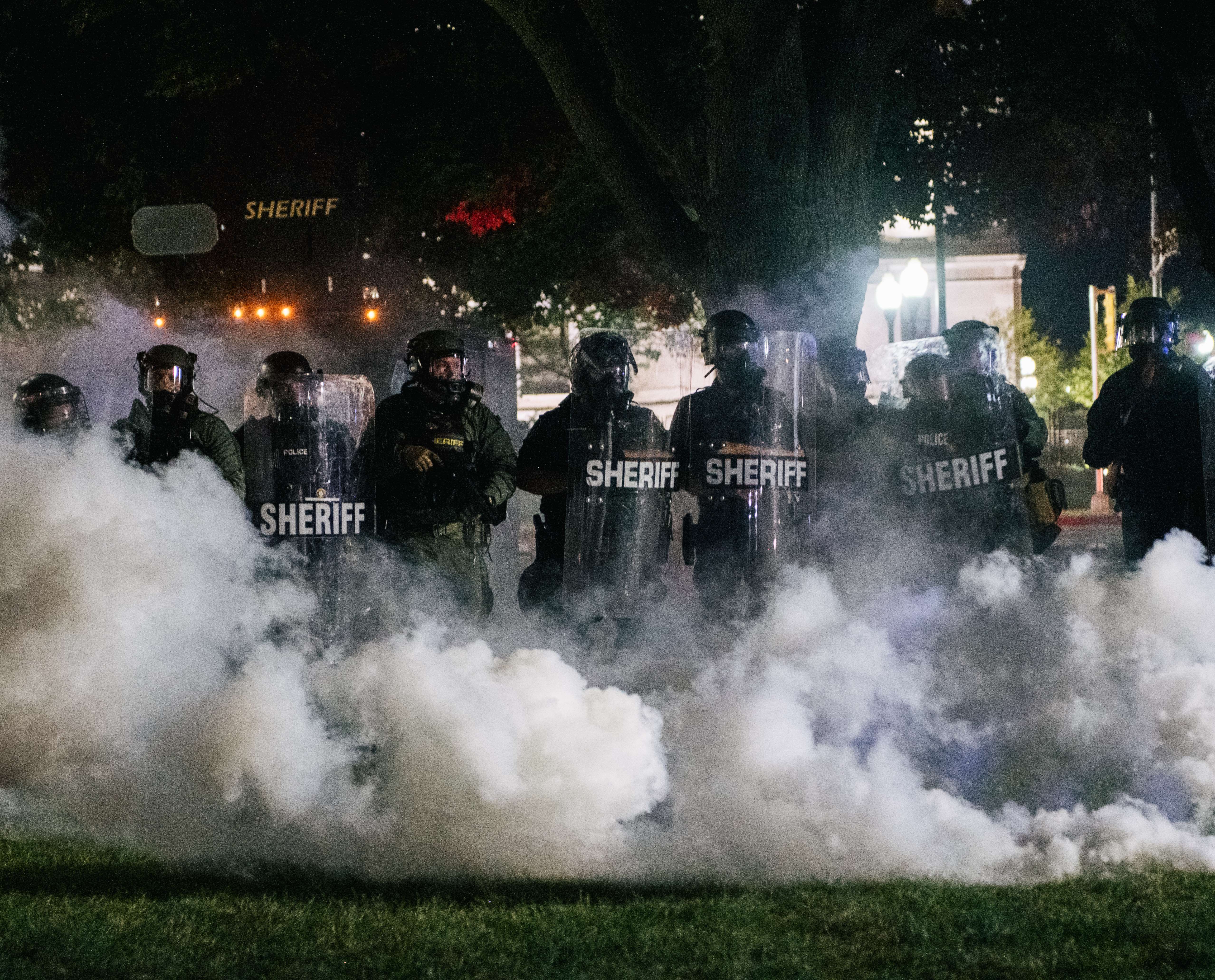 Las protestas surgen luego de un incidente en el que resultó gravemente herido Jacob Blake, en Kenosha, Wisconsin. (Foto Prensa Libre: AFP)