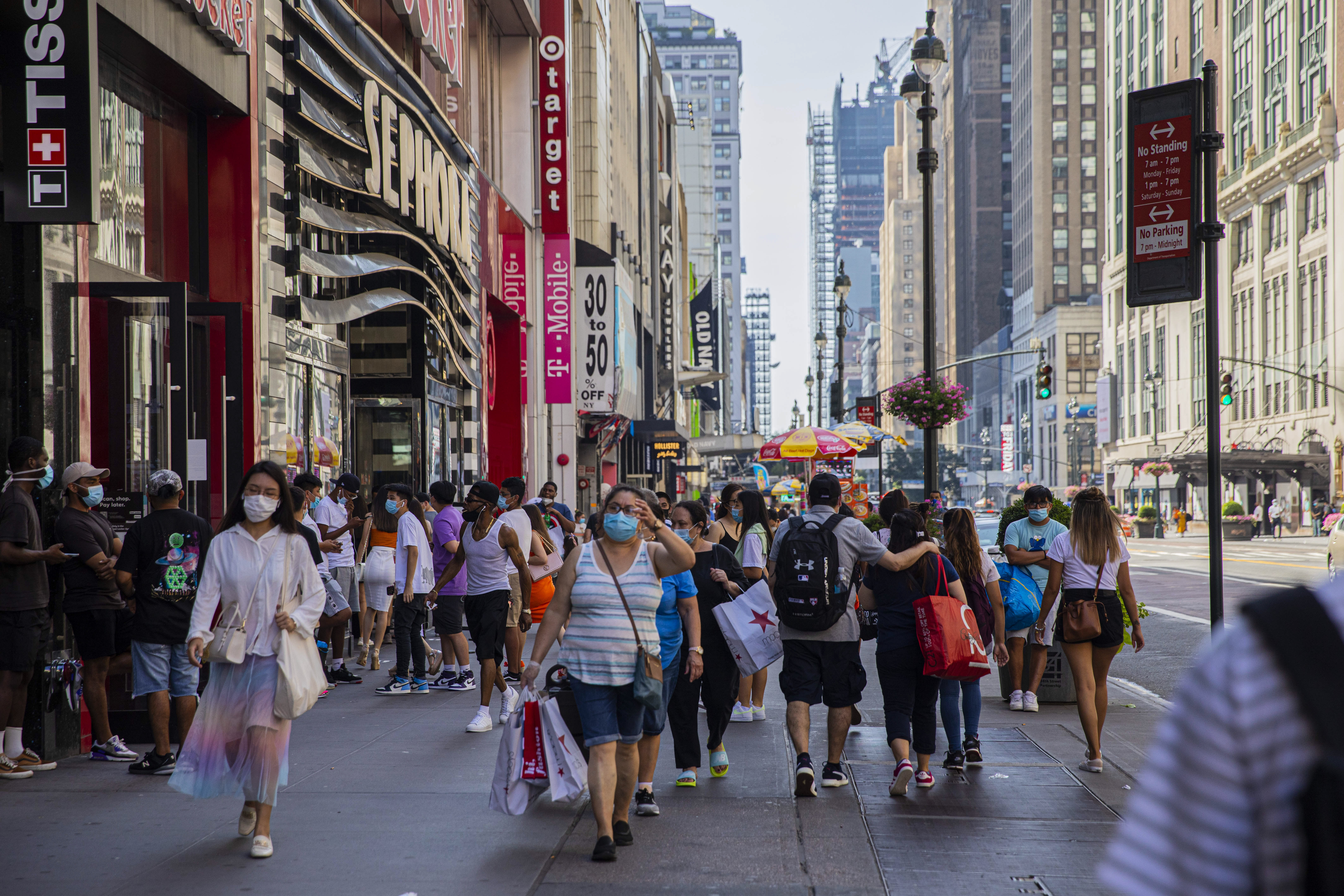 Compradores en la calle 34 de Manhattan, 18 de julio de 2020. La desaceleración del coronavirus ha sido especialmente difícil para los Estados Unidos debido a su tradición de priorizar el individualismo y los pasos en falso de la administración Trump. (Foto Prensa Libre: Hiroko Masuike/The New York Times)
