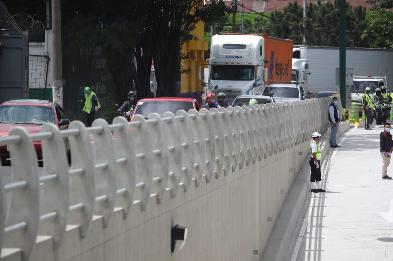 El viaducto El Zapote permitirá el paso de vehículos que se dirigen del Anillo Periférico hacia la zona 2 capitalina. (Foto Prensa Libre: Carlos H. Ovalle)