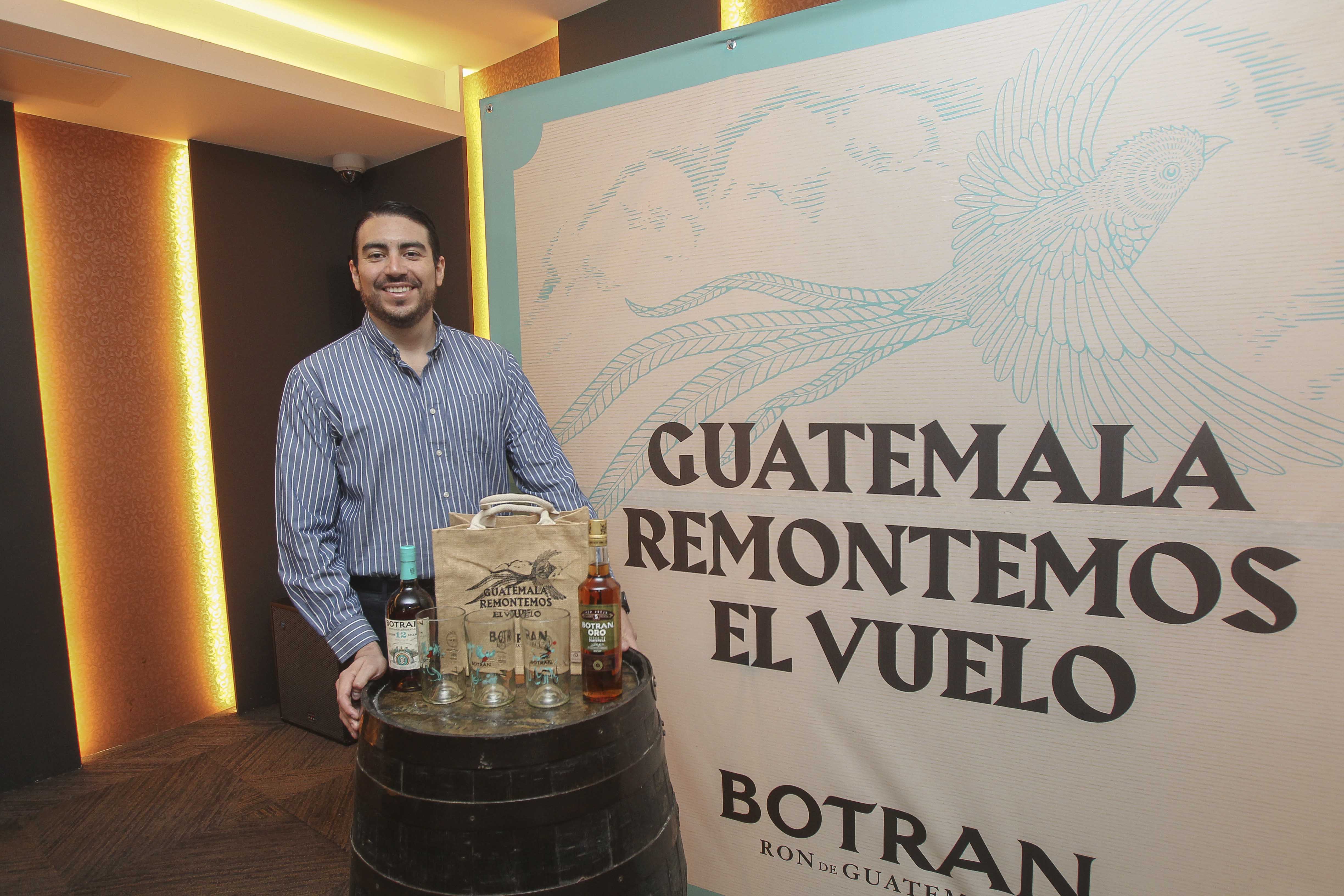 Iván Valdez, gerente global de mercadeo de Industria Licorera de Guatemala, presentó la campaña. (Foto Prensa Libre: Norvin Mendoza)
