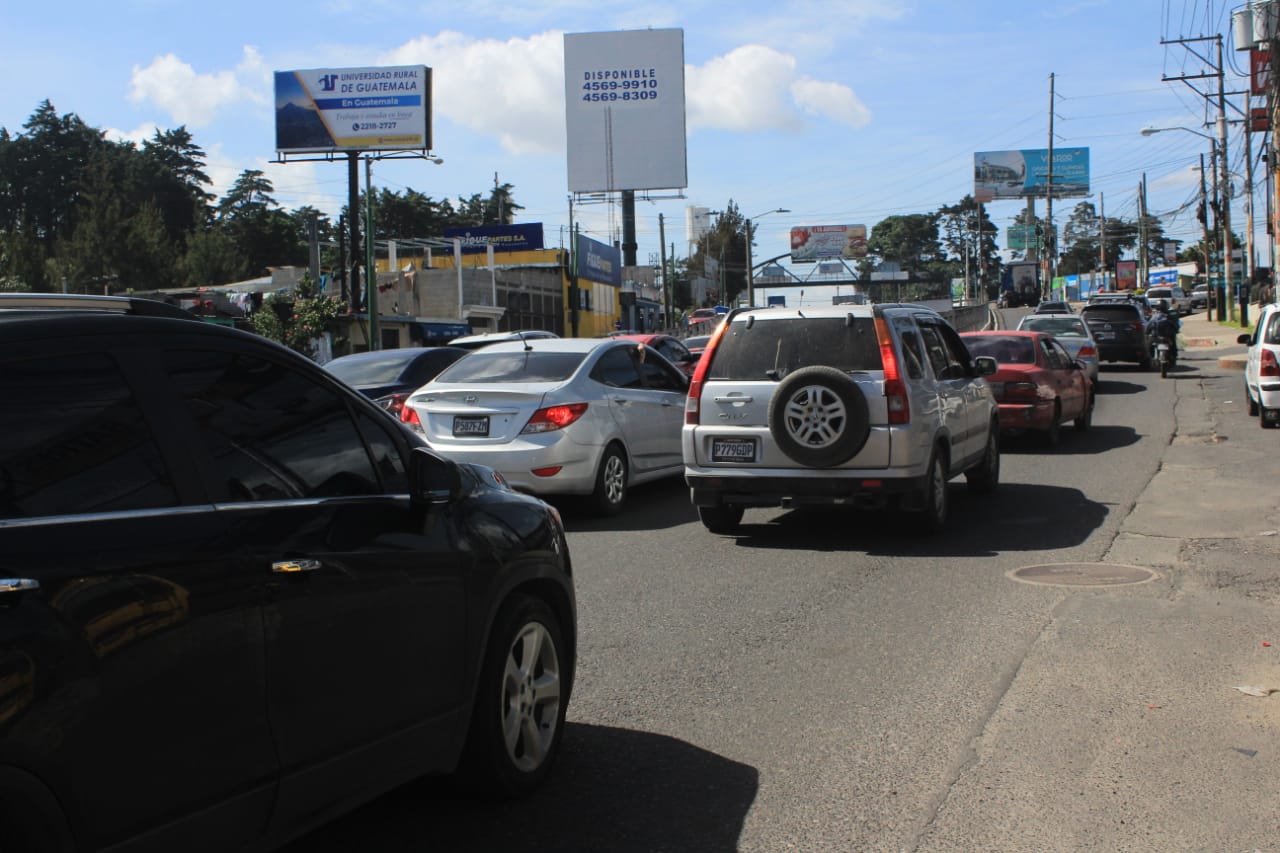Miles de vehículos transitan por carretera a El Salvador el primer sábado sin restricciones en la pandemi. (Foto Prensa Libre: Byron García)