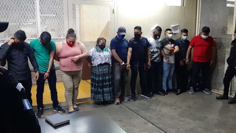 Los detenidos fueron trasladados a los juzgados correspondientes para que resuelvan su situación lega. Foto Prensa Libre: PNC