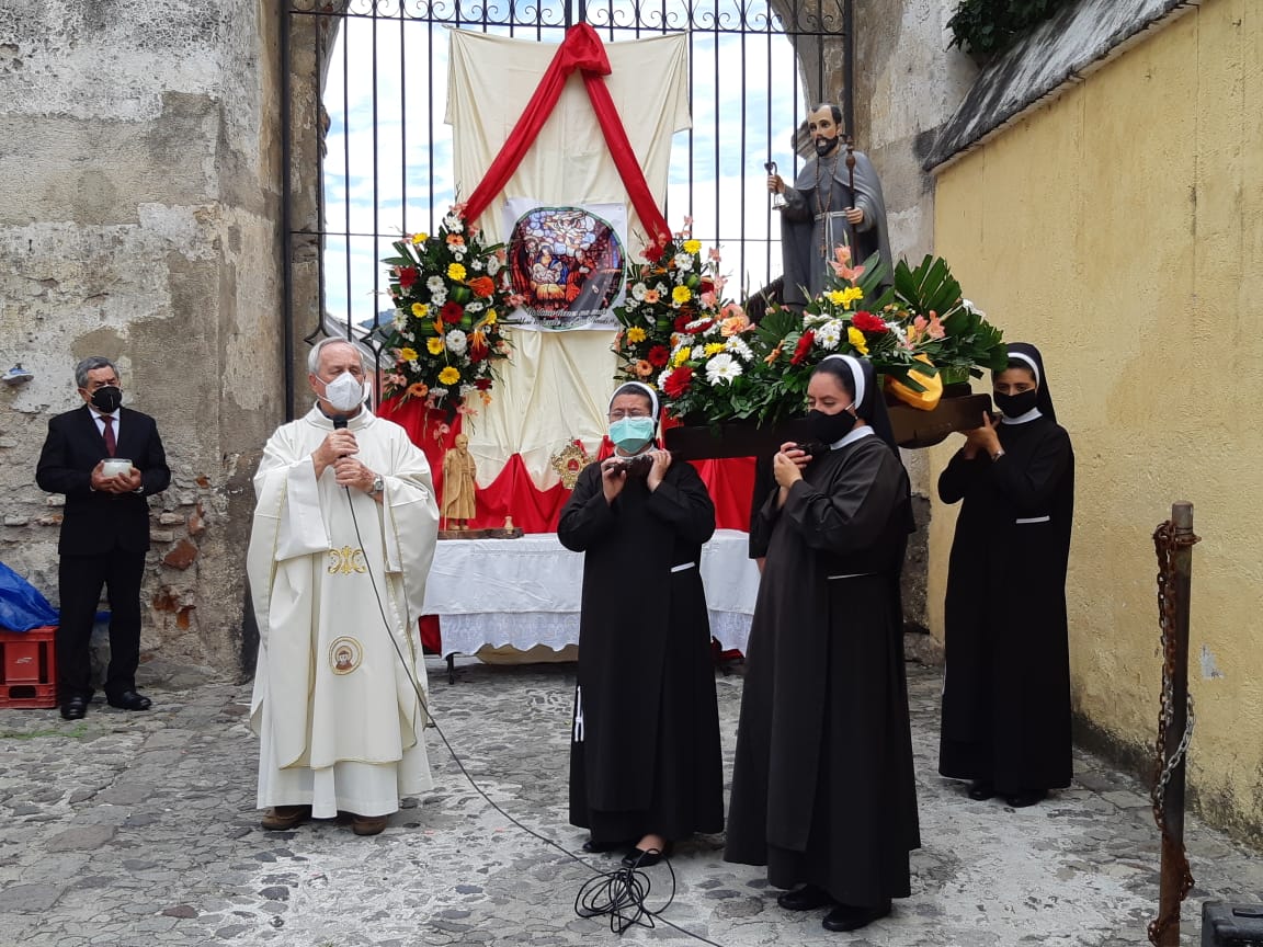El Templo de San Francisco celebró el 18 aniversario de la canonización del Santo Hermano Pedro. (Foto Prensa Libre: Julio Sicán)