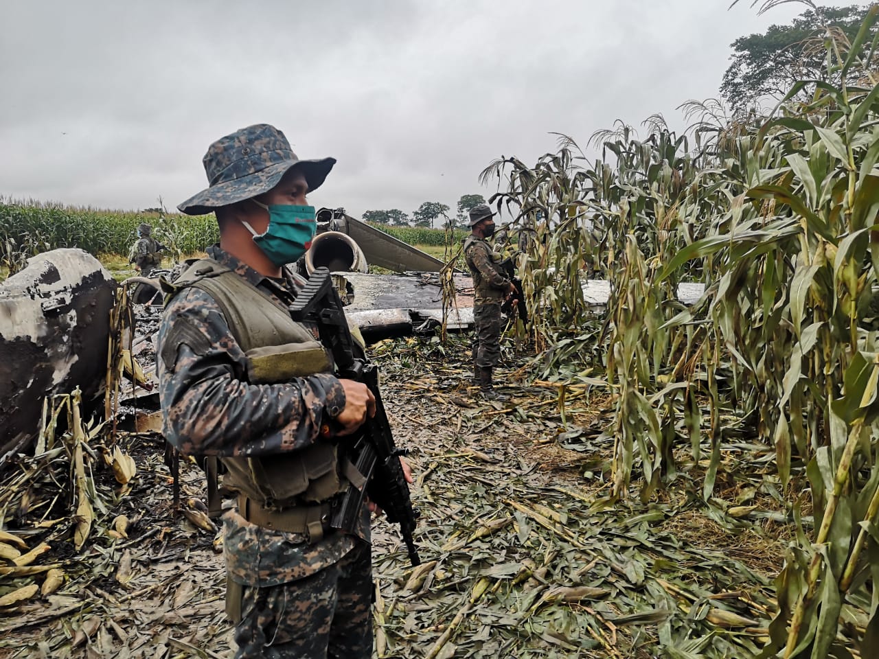 Elementos del Ejército resguardan los restos de la aeronave localizada en Quiché. Fotografía: Ejército de Guatemala. 