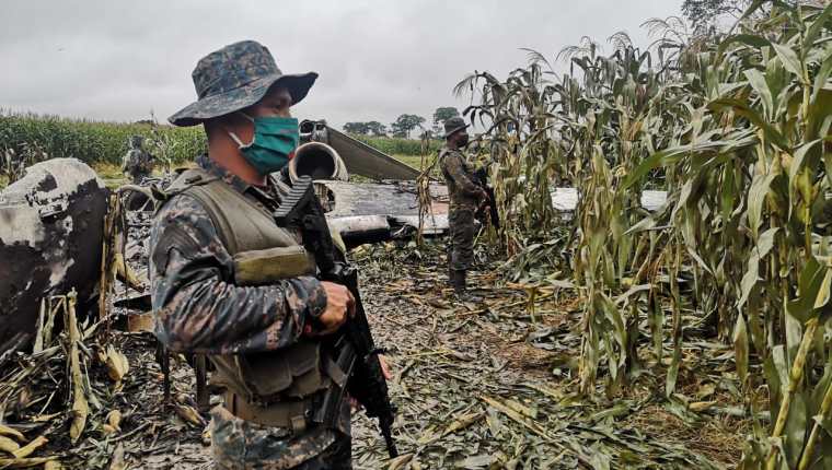Elementos del Ejército resguardan los restos de la aeronave localizada en Quiché. Fotografía: Ejército de Guatemala. 