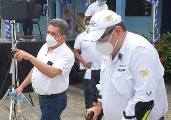 El presidente Alejandro Giammattei participo en la cuarta entrega de alimentos en una escuela de Izabal. En el evento también participó el sindicalista Joviel Acevedo. (Foto Prensa Libre: Cortesía)