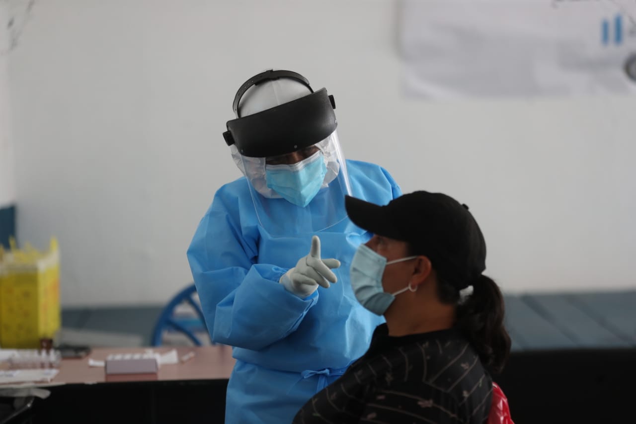 Una mujer recibe atención en el Centro de Bienestar Respiratorio de la zona 7 capitalina. Fotografía: Prensa Libre (Erick Avila). 