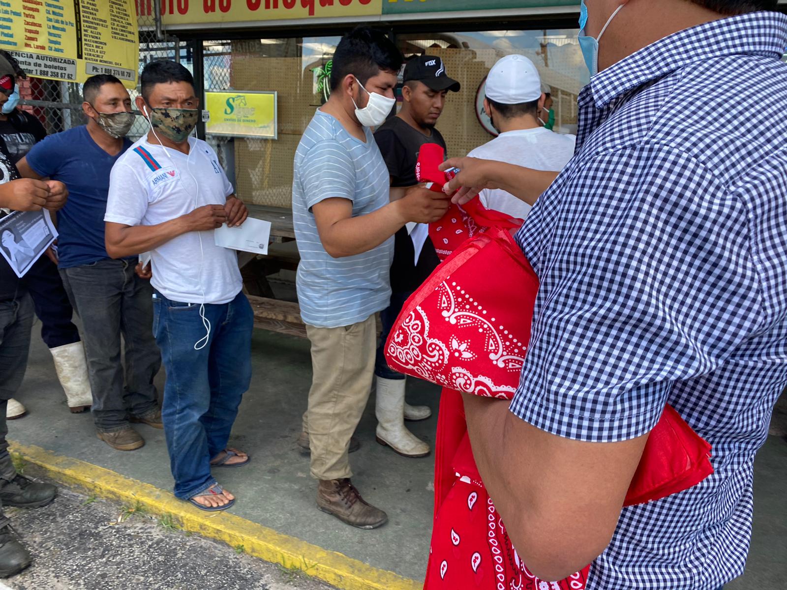 Guatemaltecos de Indiantown que laboran en fincas agrícolas hacen fila para recibir pañuelos y mascarillas para prevenir el contagio del covid-19. (Foto: Cortesía)