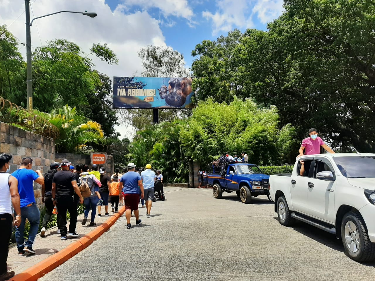 Cientos de personas hacen fila en las afueras del zoológico La Aurora para poder ingresar en el primer fin de semana de reapertura tras estar cinco meses cerrados. (Foto Prensa Libre: Andrea Domínguez)