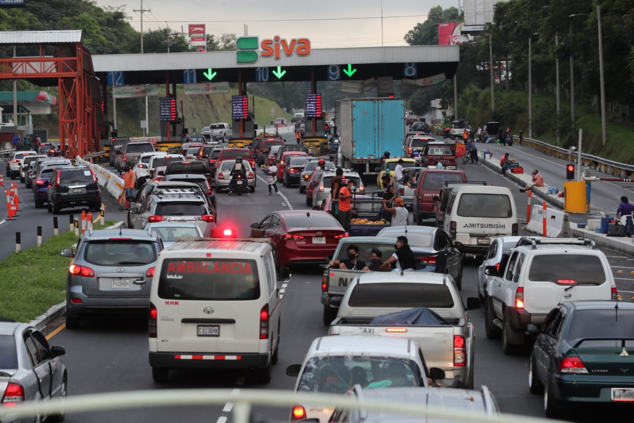El flujo vehicular en el peaje a Palin-Escuintla se va recuperando a los números que habían antes de la pandemia. (Foto Prensa Libre: Erick Ávila)