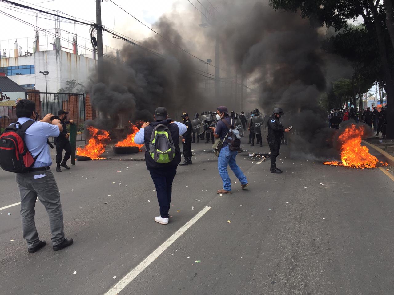 Agentes antidisturbios de la PNC retiran el bloqueo en la avenida Petapa y habilitan el paso vehicular. (Foto Prensa Libre: ) 