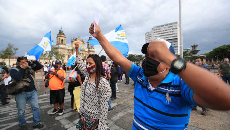 En la Plaza de la Constitución decenas de personas piden transparencia al gobierno en la emergencia por coronavirus. (Foto Prensa Libre: Carlos Hernández)  