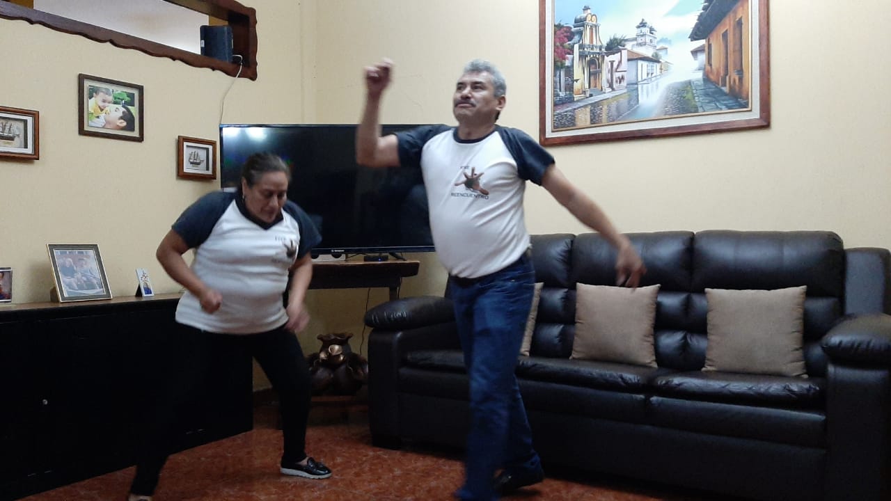 Fabio "el Lobo Vázquez" y su esposa Maria Moreno dan una muestra de su destreza en el baile. (Foto Prensa Libre: Andrea Domínguez)