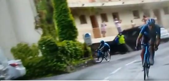 El ciclista colombiano, líder del equipo Astana, se accidentó a falta de menos de 50 kilómetros para la meta de la primera etapa del Tour de Francia. (Foto Prensa Libre: captura de video)