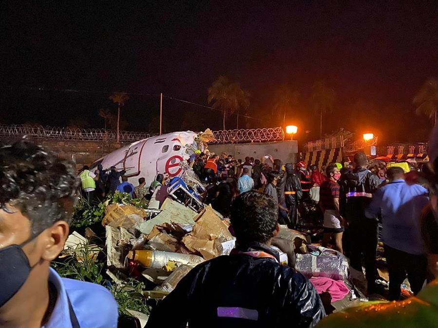 Varias personas murieron y otras resultaron gravemente heridas cuando un avión comercial se salió de la pista al aterrizar en un aeropuerto del sur de India. (Foto Prensa Libre: EFE)