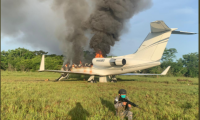 Aeronave encontrada en Petén aún en llamas. Foto Prensa Libre: EJército. 