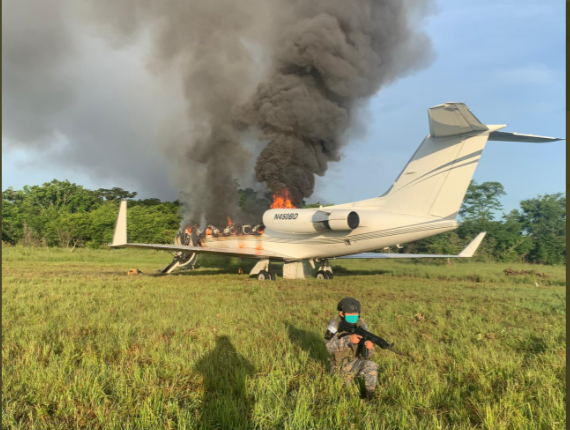Aeronave encontrada en Petén aún en llamas. Foto Prensa Libre: EJército. 