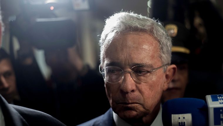La Corte Suprema de Justicia de Colombia ordenó la detención domiciliaria del expresidente Álvaro Uribe. (Foto Prensa Libre: EFE)