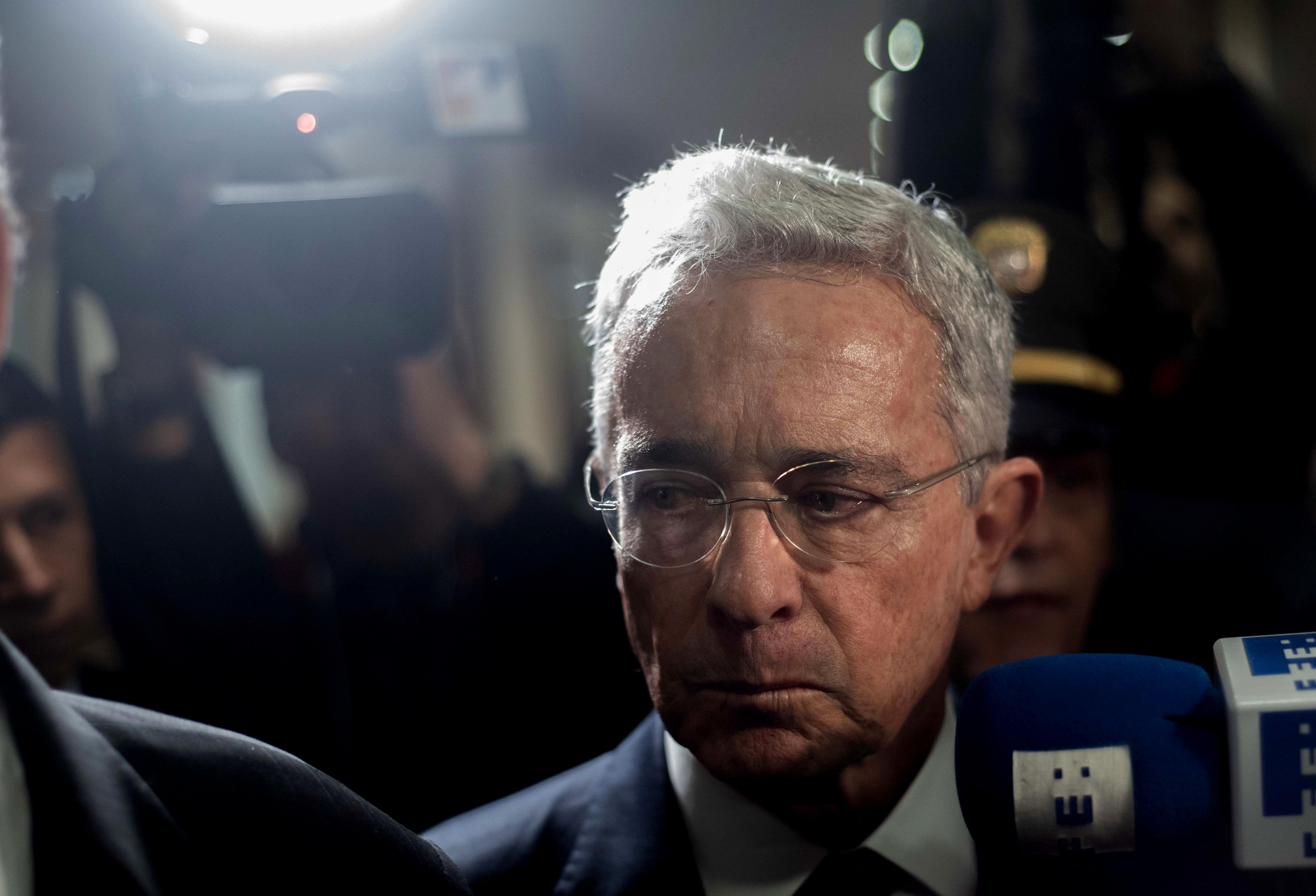 La Corte Suprema de Justicia de Colombia ordenó la detención domiciliaria del expresidente y senador Álvaro Uribe. (Foto Prensa Libre: EFE)