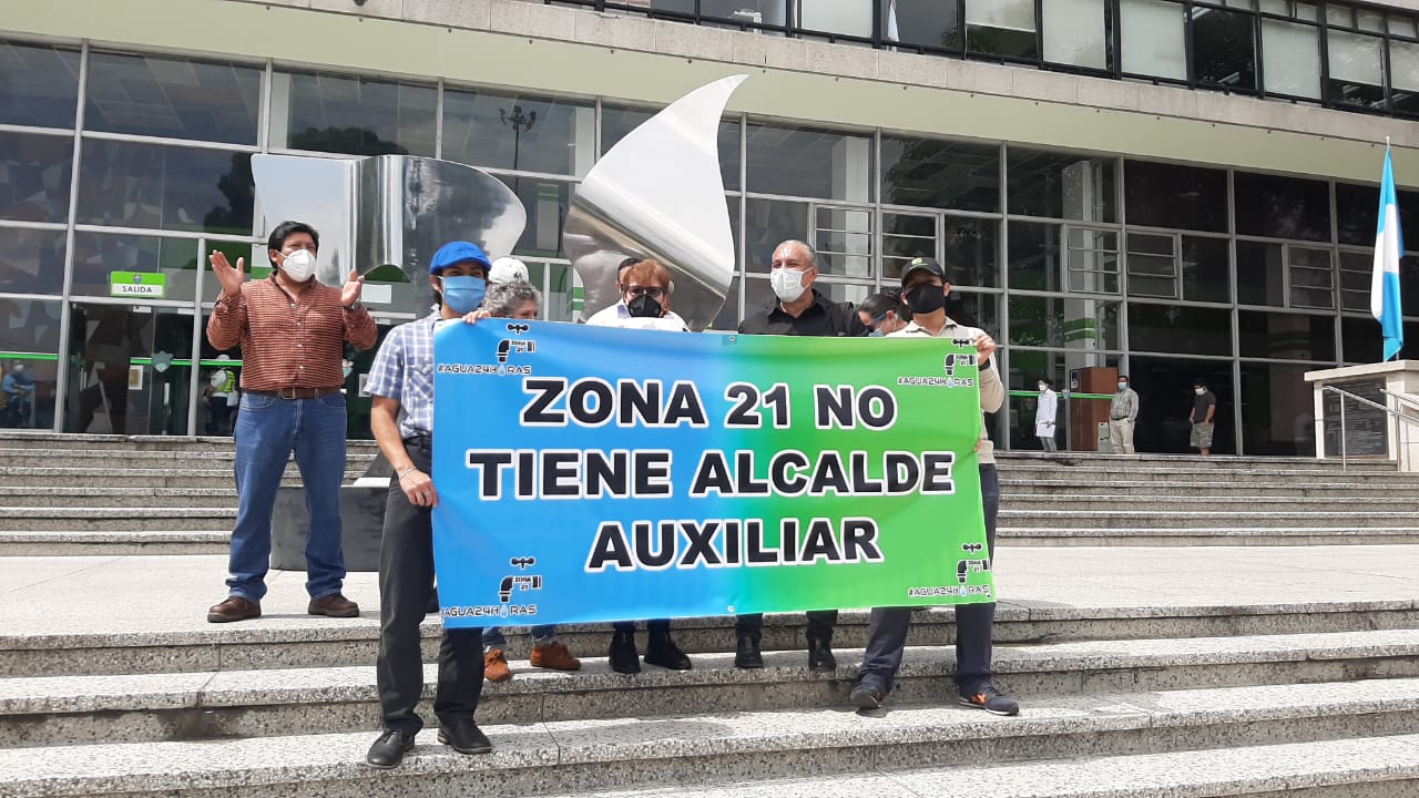 Vecinos de Nimajuyú, zona 21, exigen a la Municipalidad de Guatemala que cumpla con la orden de la CC de suministrarles agua las 24 horas. (Foto Prensa Libre: Andrea Domínguez)
 
