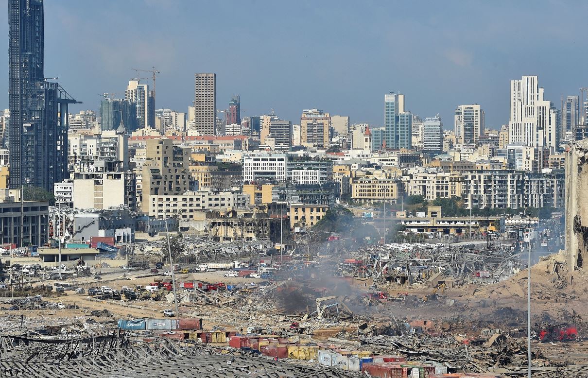 Vista general del puerto de Beirut, Líbano, tras la explosión del 4 de agosto 2020 que ha dejado más de cien muertos. (Foto Prensa Libre: EFE)