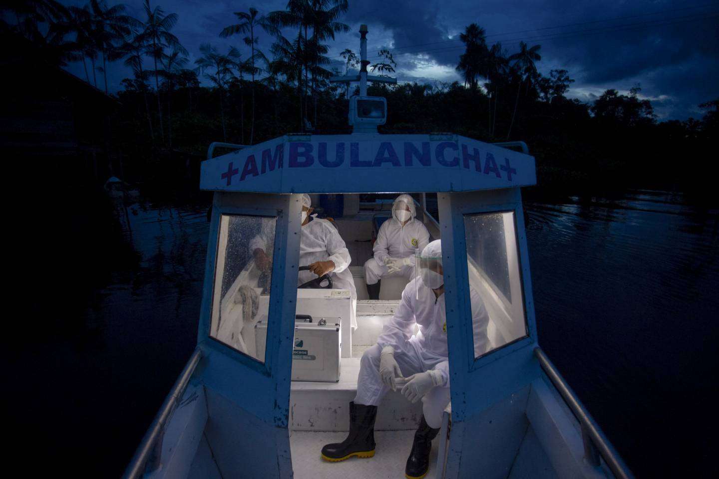 Los trabajadores de salud de varias ciudades de Brasil  viajan en una ambulancia en barco después de visitar a familias que viven sin electricidad en una pequeña comunidad ribereña en el río Quara. (Foto Prensa Libre: AFP)