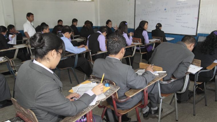 Los estudiantes son evaluados previo a su graduación. (Foto Prensa Libre: Hemeroteca PL)