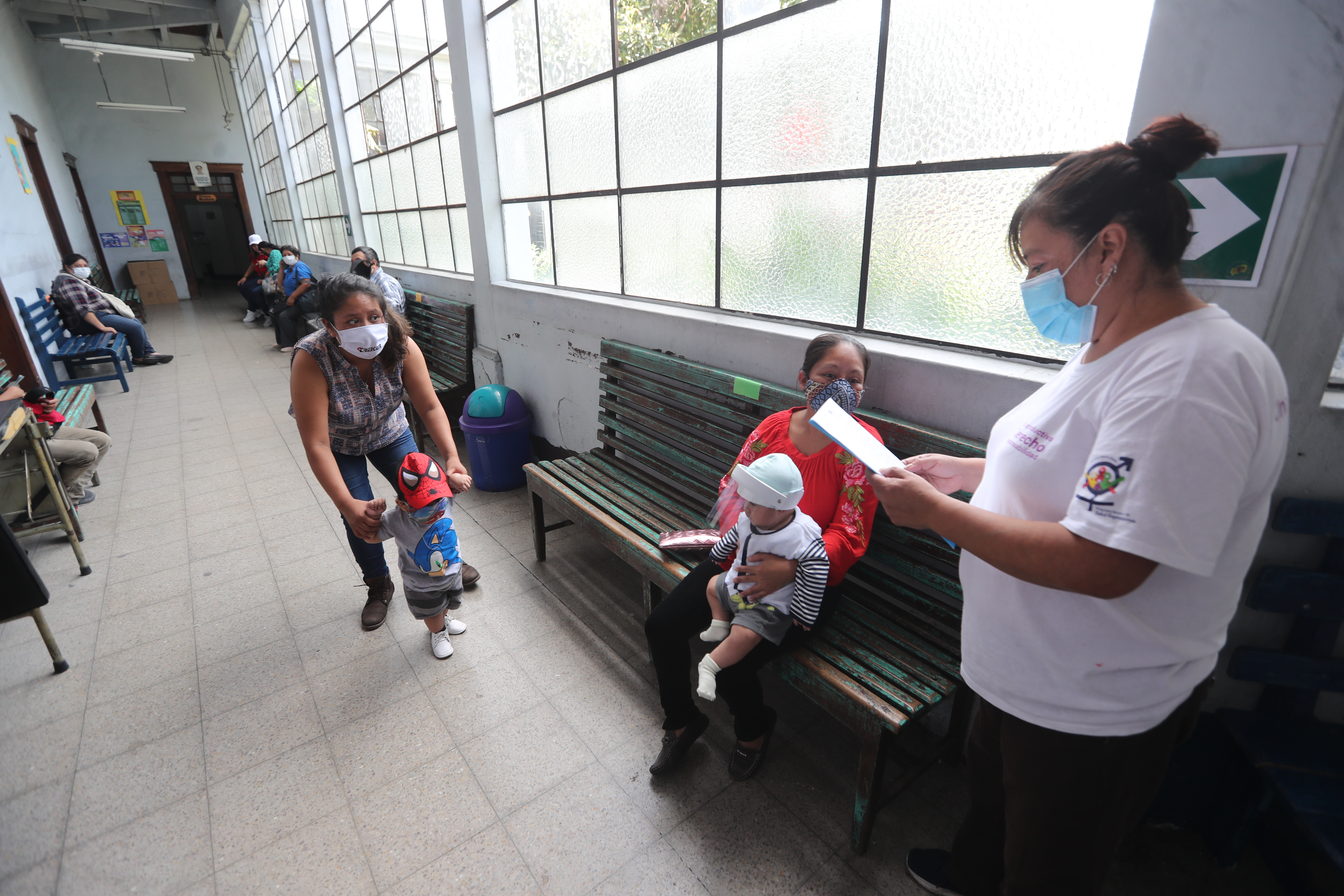 Sin dejar de atender en los servicios habituales, los centros y puestos de salud deben recibir a pacientes con síntomas leves de covid-19, y darles seguimiento.  (Foto Prensa Libre: Érick Ávila)