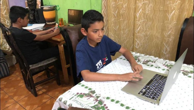 Muchos niños, especialmente del sector educativo privado, reciben clases a través de plataformas virtuales. (Foto Prensa Libre: Hemeroteca PL)
