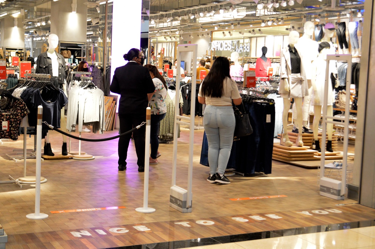 Varios comercios, principalmente en centros comerciales, retomaron actividades a finales de julio. (Foto, Prensa Libre: Hemeroteca PL).