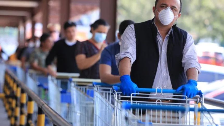 El poder adquisitivo de los consumidores se redujo y tendrá una actividad restringida parcial en el mediano plazo. (Foto Prensa Libre: Juan Diego González)