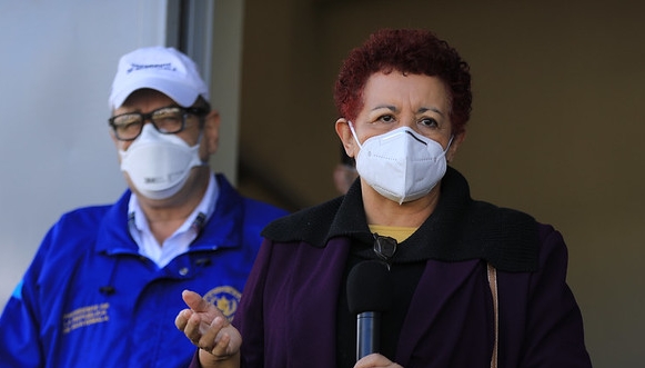 Amelia Flores, ministra de Salud, y Alejandro Giammattei, presidente de la República, en la inauguración de un centro de atención permanente en Cantel. (Foto Prensa Libre: Presidencia)