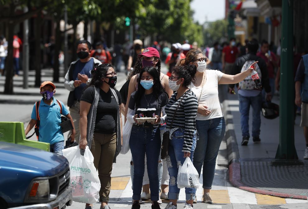 Durante el primer fin de semana libre de restricciones los guatemaltecos salieron más a las calles. (Foto Prensa Libre: Esbin García)