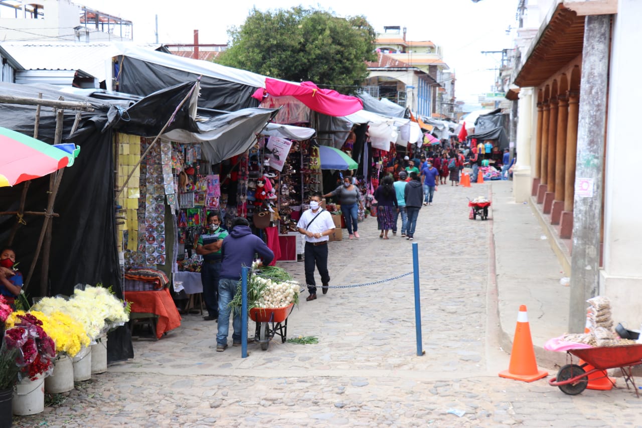 Quichelenses hacen compras en un mercado de la cabecera. (Foto Prensa Libre: Héctor Cordero)