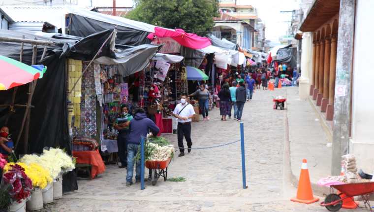 Quichelenses hacen compras en un mercado de la cabecera. (Foto Prensa Libre: Héctor Cordero)