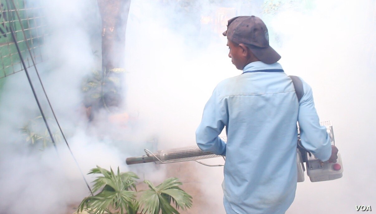 Jornada de fumigación en Nicaragua para prevenir la propagación de los mosquitos que causan el dengue, zika y chikungunya. (Foto Prensa Libre: VOA)