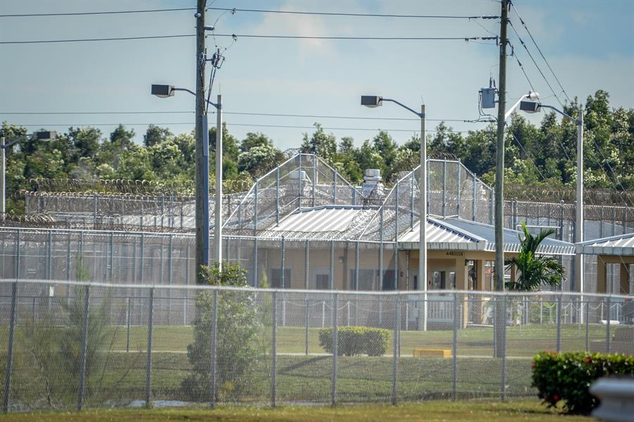 Detalle de un edificio del centro de detención de Krome. (Foto Prensa Libre: EFE)