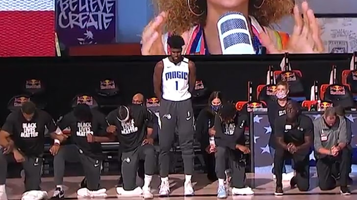 El ala-pívot de los Orlando Magic Jonathan Isaac fue el primer jugador de la NBA que no se arrodilló durante el himno estadounidense. Foto Prensa Libre: Captura de video.