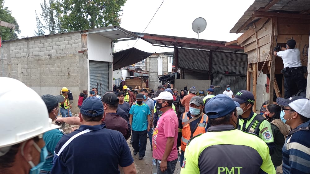 Comerciantes y empleados municipales heridos por desalojo del Mercado La Terminal en Cobán