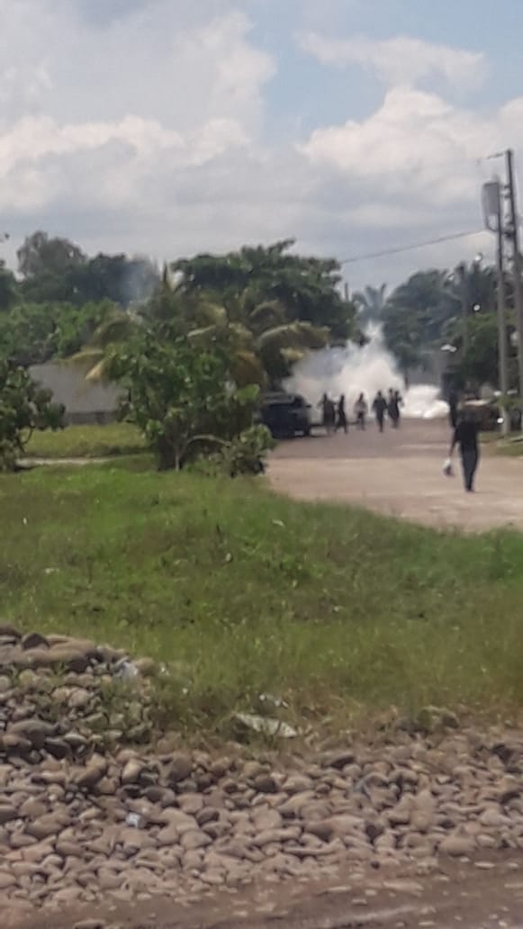 Agentes de la PNC lanzan gases lacrimógenos para dispersar a los inconformes en la aduana 2 de Tecún Umán, San Marcos. (Foto Prensa Libre: Alex Coyoy)
